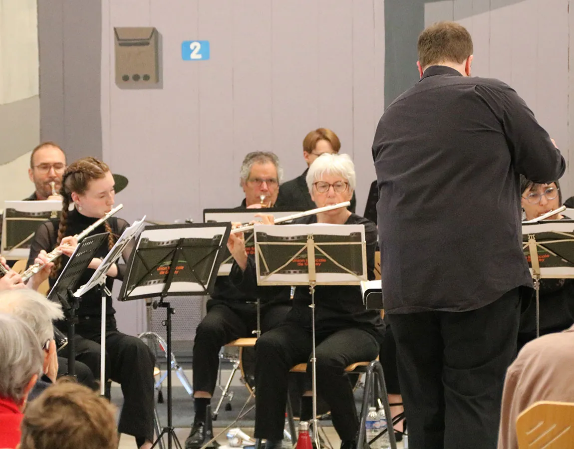 Musiciens jouant de la trompette et de la flûte traversière dans le même cadrage — concert de printemps du 17 mai 2026 à Jeuxey