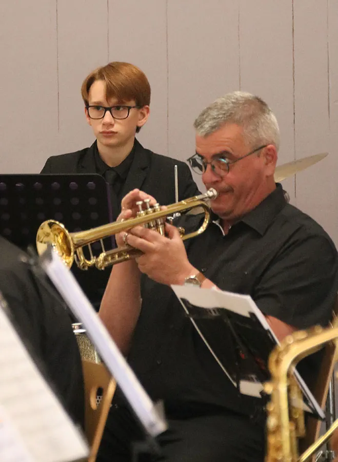 Musiciens jouant de la trompette et des percussions dans le même cadrage — concert de printemps du 17 mai 2026 à Jeuxey