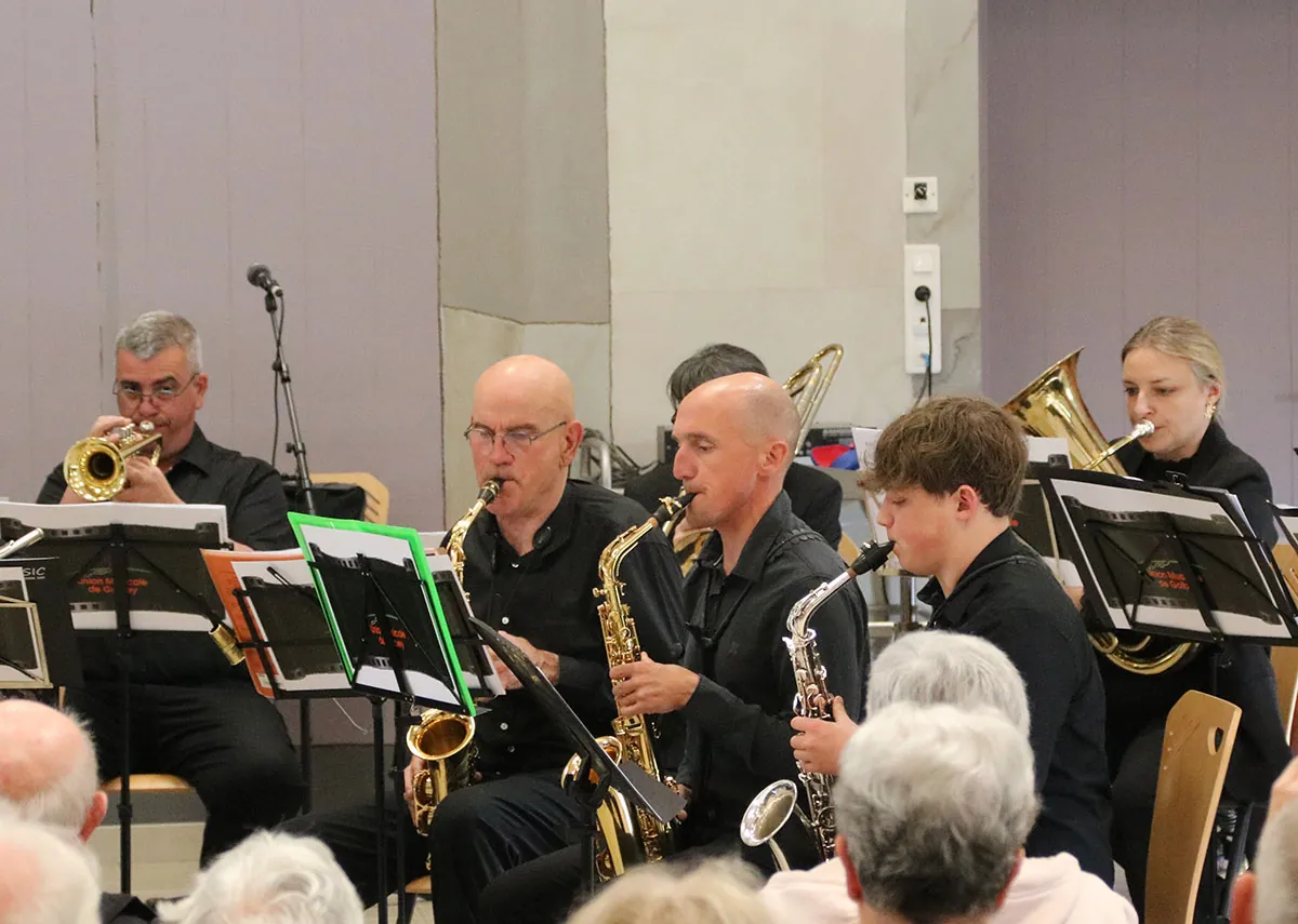Musiciens jouant de la trompette et du saxophone dans le même cadrage — concert de printemps du 17 mai 2026 à Jeuxey