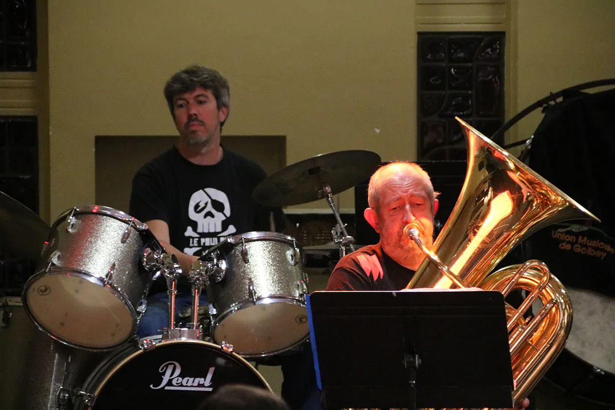 Musiciens jouant de la batterie et de l’euphonium dans le même cadrage — jam session jazz du 19 mai 2026 à Golbey