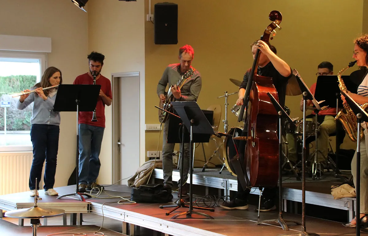 Musiciens jouant de la flûte traversière, de la clarinette et de la contrebasse dans le même cadrage — jam session jazz du 19 mai 2026 à Golbey
