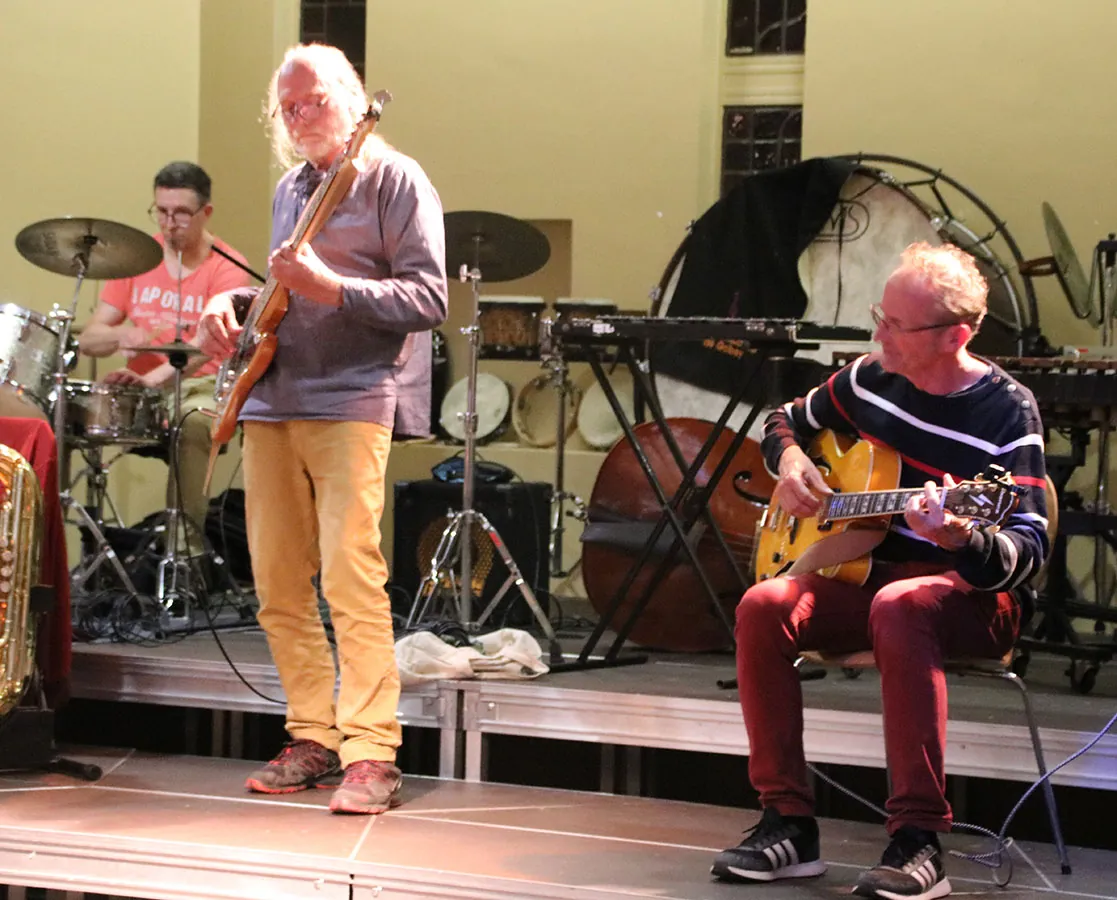 Musiciens jouant de la guitare et de la basse dans le même cadrage — jam session jazz du 19 mai 2026 à Golbey