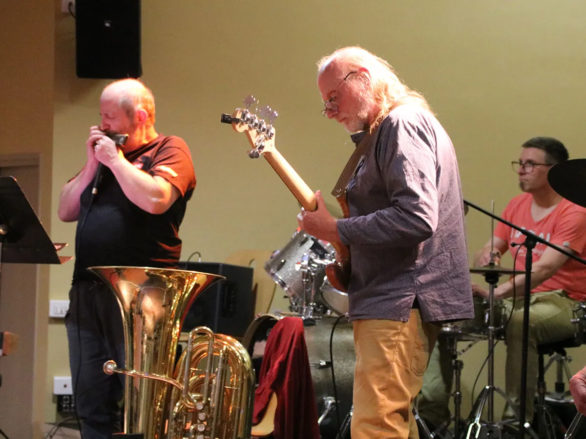 Musiciens jouant du harmonica et de la basse dans le même cadrage — jam session jazz du 19 mai 2026 à Golbey