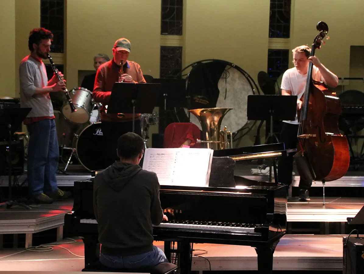 Piano, contrebasse et batterie au cœur d’une improvisation pendant la jam session jazz du 19 mai 2026 à Golbey