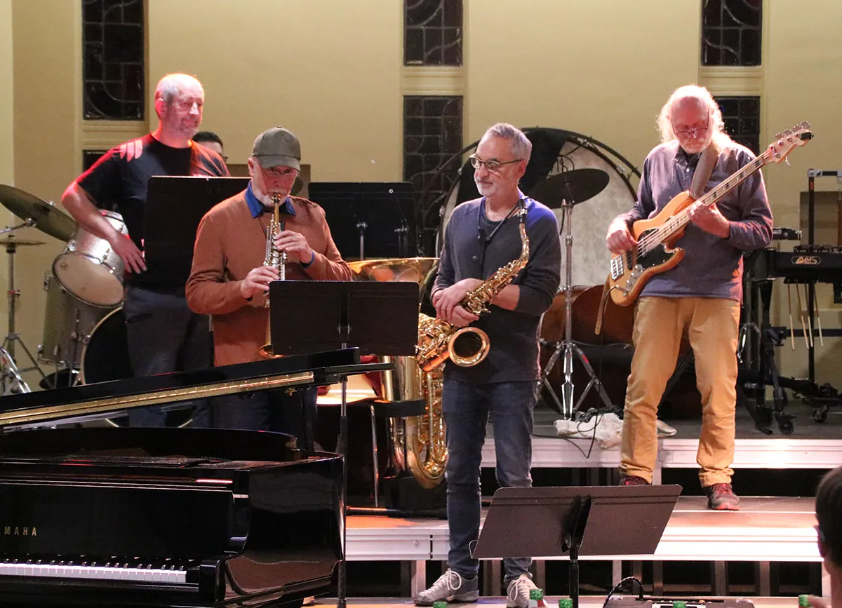 Petit ensemble de vents et basse jouant en improvisation pendant la jam session jazz du 19 mai 2026 à Golbey