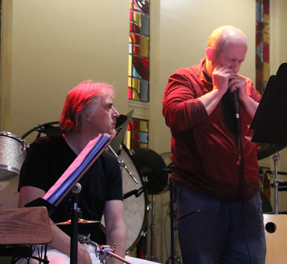 Musiciens jouant des percussions et du harmonica dans le même cadrage — jam session jazz du 19 mai 2026 à Golbey