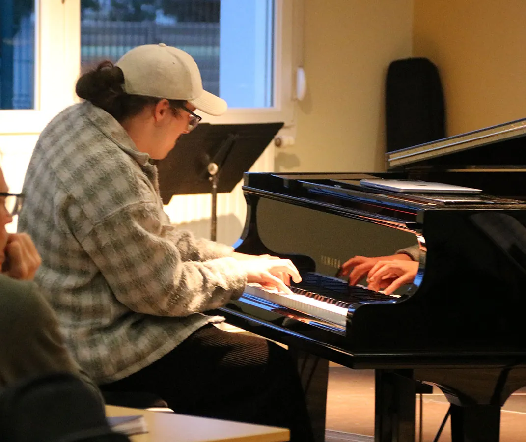 Pianiste jouant sur le piano à queue pendant la jam session — jam session jazz du 19 mai 2026 à Golbey
