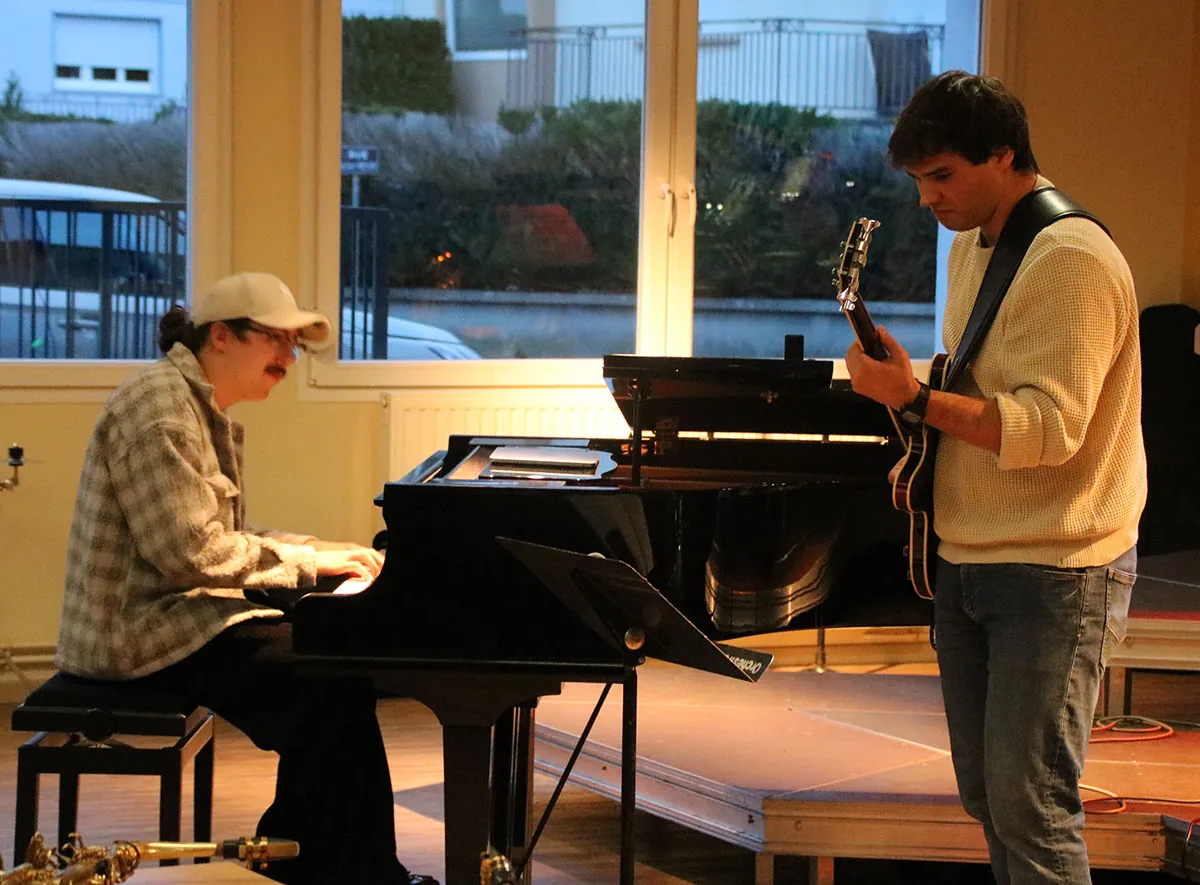 Musiciens jouant du piano et de la basse dans le même cadrage — jam session jazz du 19 mai 2026 à Golbey