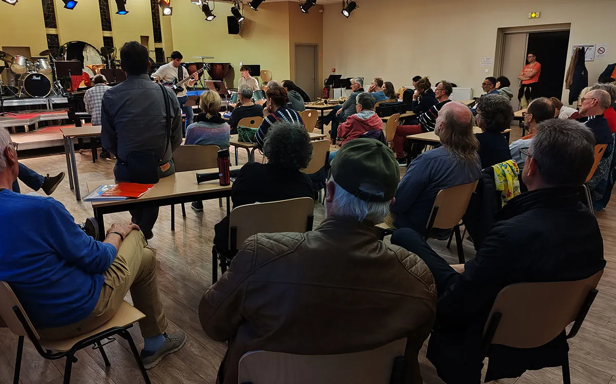 Public assis face aux musiciens et petits ensembles participant à la jam session jazz — jam session jazz du 19 mai 2026 à Golbey
