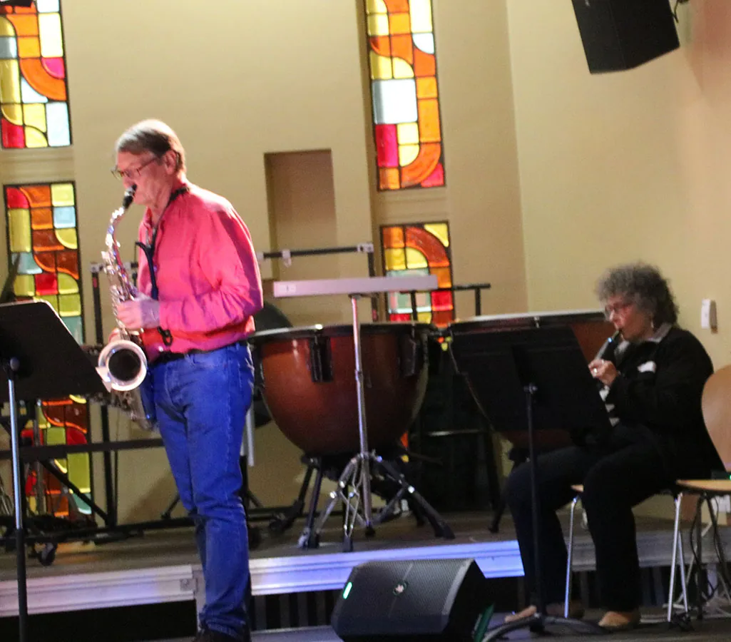 Musiciens jouant du saxophone et de la flûte traversière dans le même cadrage — jam session jazz du 19 mai 2026 à Golbey
