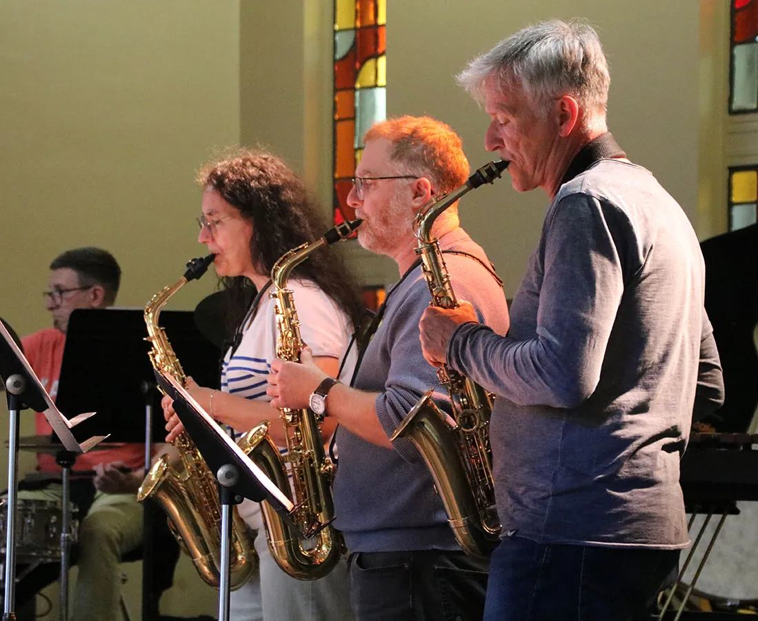 Saxophonistes jouant ensemble au sein de la formation — jam session jazz du 19 mai 2026 à Golbey