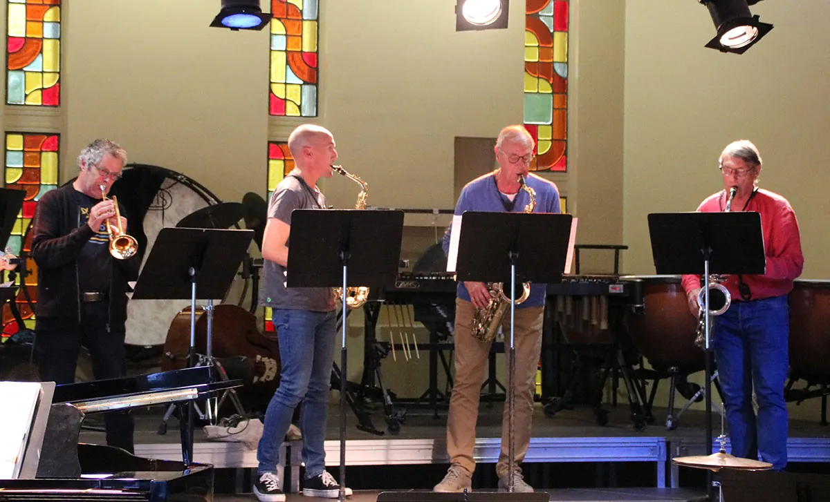 Musiciens jouant de la trompette et du saxophone dans le même cadrage — jam session jazz du 19 mai 2026 à Golbey