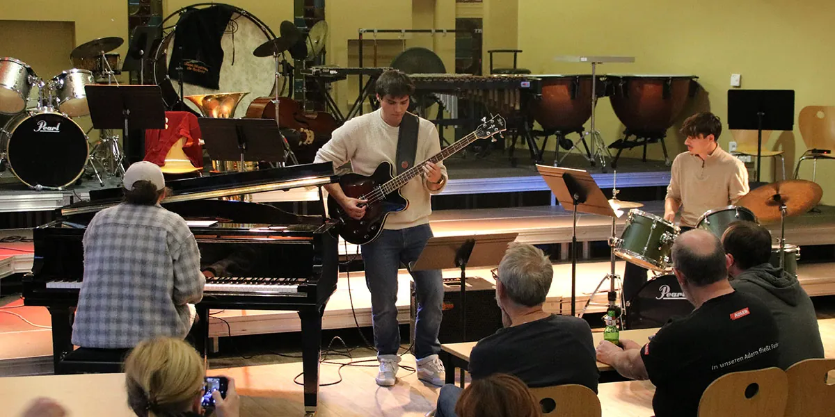 Trio jazz avec piano, basse et batterie devant le public — jam session jazz du 19 mai 2026 à Golbey