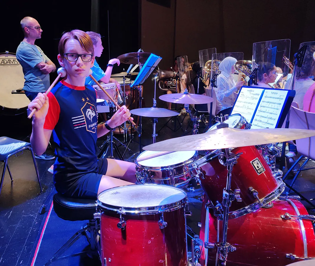 Batteur jouant sur une batterie acoustique — rencontre de classe d’orchestre du 23 mai 2026 à Vandœuvre-lès-Nancy