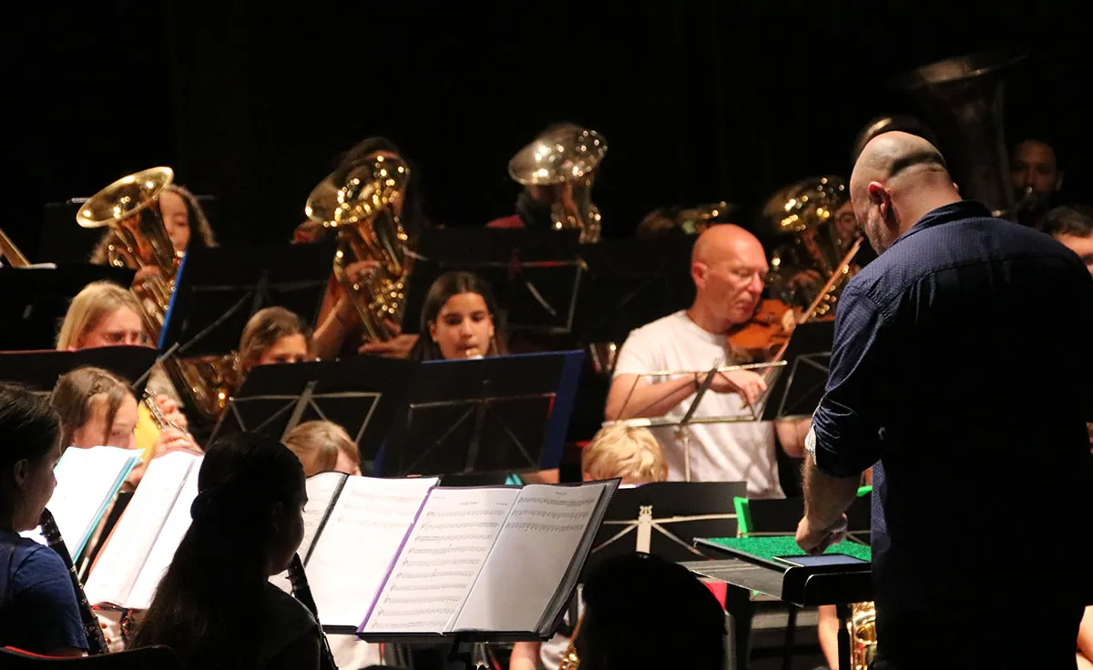 Chef d’orchestre dirigeant les musiciens réunis pour le concert des classes d’orchestre — concert des classes d’orchestre du 24 mai 2026 à Golbey