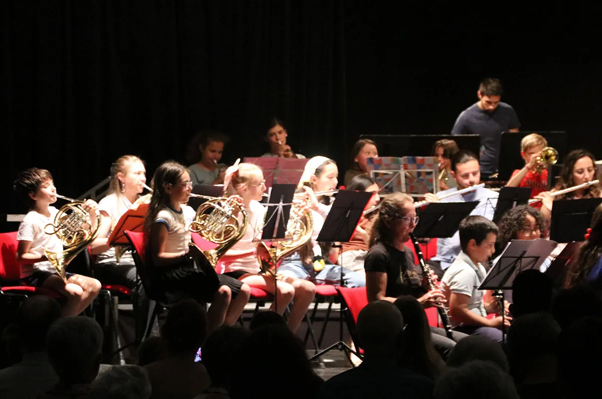 Musiciens jouant du cor, de la flûte traversière et des percussions dans le même cadrage — concert des classes d’orchestre du 24 mai 2026 à Golbey