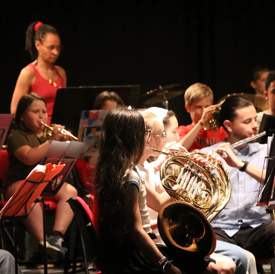 Musiciens jouant du cor, de la trompette et de la flûte traversière dans le même cadrage — concert des classes d’orchestre du 24 mai 2026 à Golbey