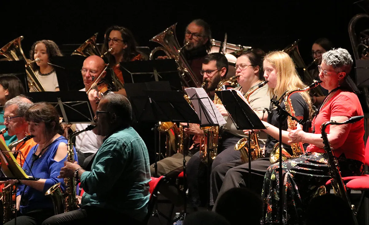 Musiciens jouant de l’euphonium et des saxophones dans le même cadrage — concert des classes d’orchestre du 24 mai 2026 à Golbey