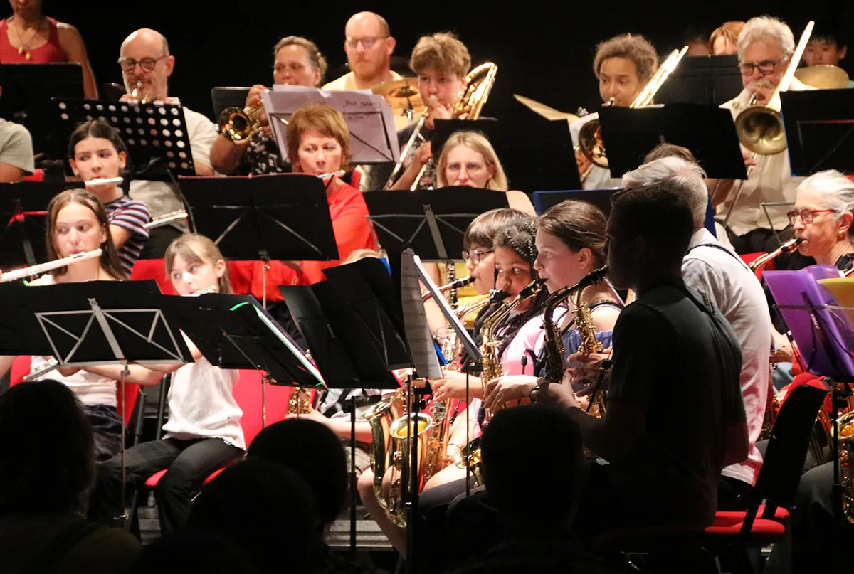 Musiciens jouant de la flûte traversière, du saxophone et de la trompette dans le même cadrage — concert des classes d’orchestre du 24 mai 2026 à Golbey