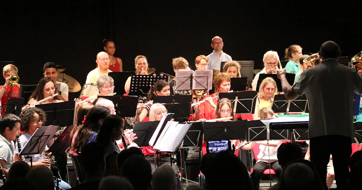 Musiciens des classes d’orchestre réunis derrière leurs pupitres pendant le concert du 24 mai 2026 à Golbey