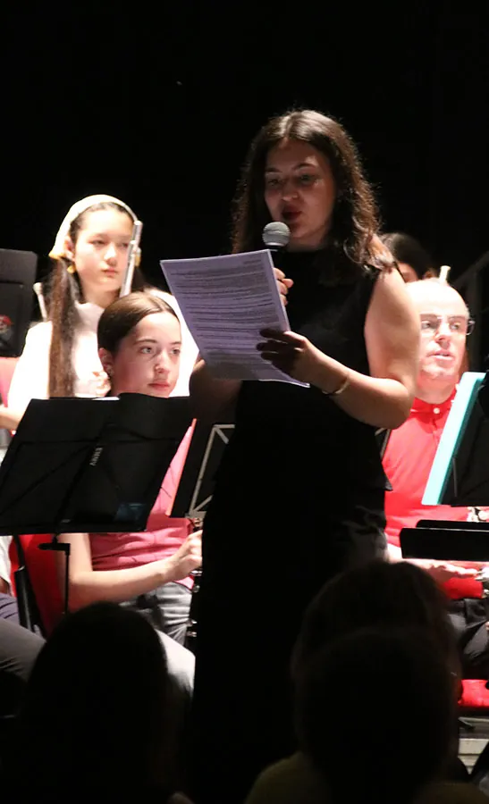 Présentatrice lisant un texte devant les musiciens — concert des classes d’orchestre du 24 mai 2026 à Golbey