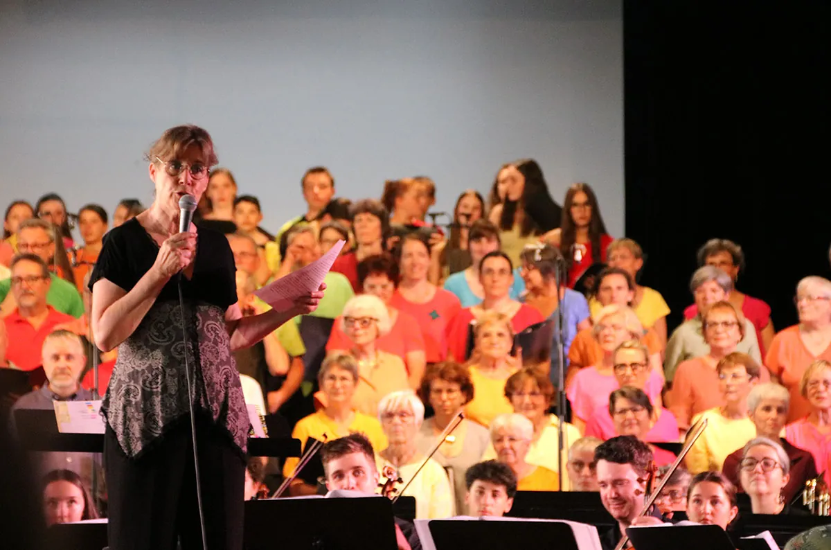 Chef d’orchestre dirigeant la chorale Coup de Chœur et l’ensemble instrumental réunis pour Dogora — concert Dogora du 30 mai 2026 à Contrexéville