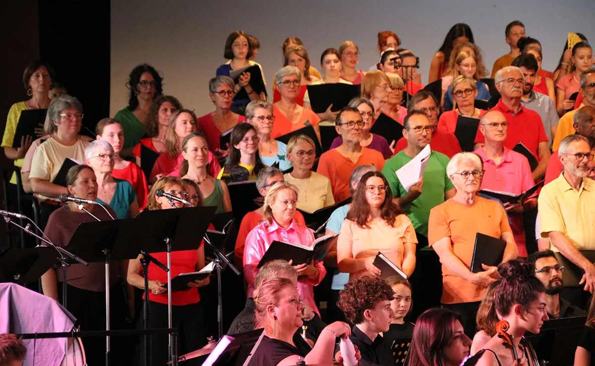 Chœur intergénérationnel installé sur plusieurs rangées — concert Dogora du 30 mai 2026 à Contrexéville