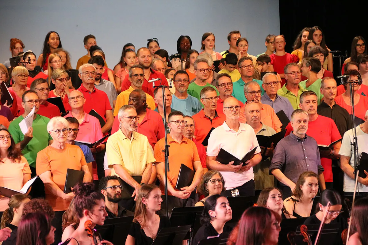 Groupe de choristes en pleine interprétation — concert Dogora du 30 mai 2026 à Contrexéville