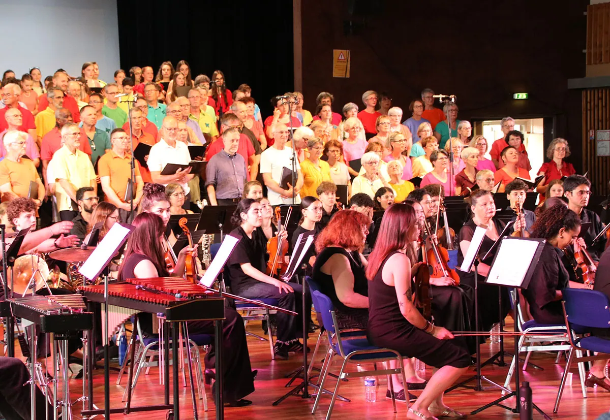 Choristes réunis sur scène — concert Dogora du 30 mai 2026 à Contrexéville