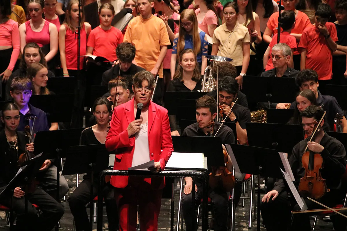 Chef d’orchestre dirigeant les choristes de Coup de Chœur et les musiciens réunis pour Dogora — concert Dogora du 6 juin 2026 à La Rotonde de Thaon-les-Vosges