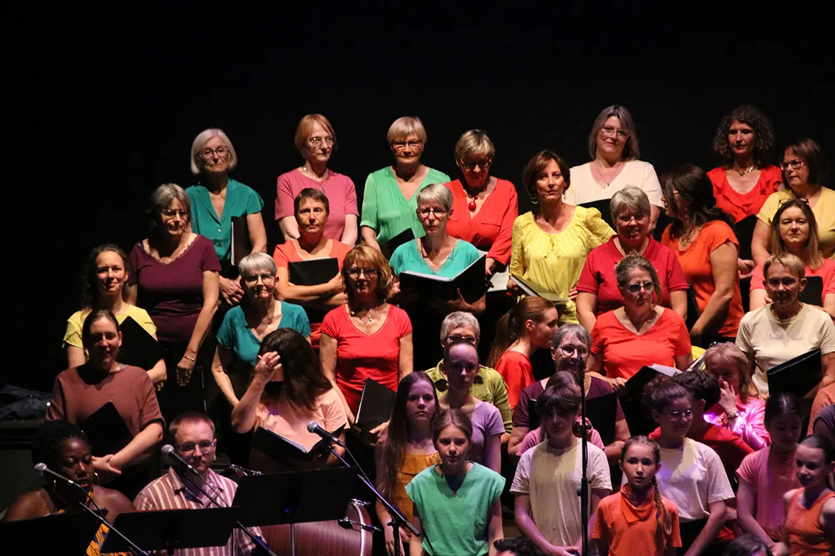 Choristes réunis sur scène — concert Dogora du 6 juin 2026 à La Rotonde de Thaon-les-Vosges