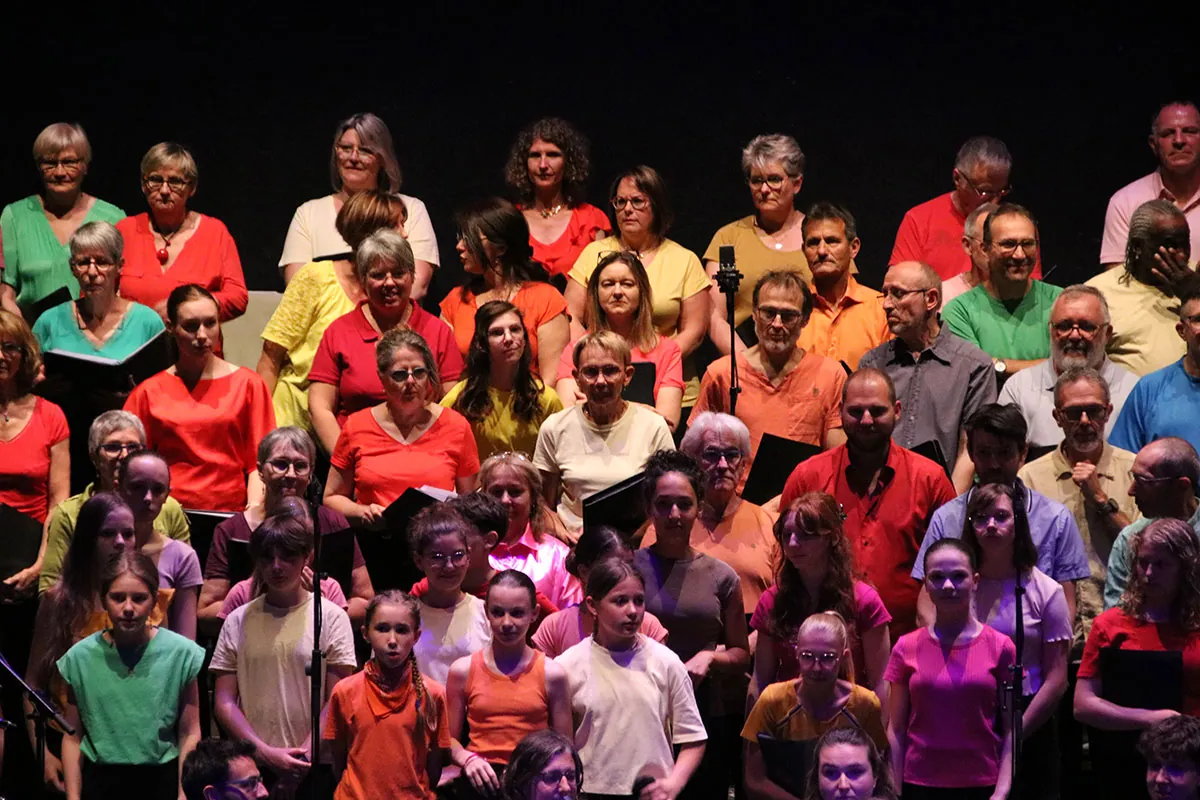Chœur intergénérationnel installé sur plusieurs rangées — concert Dogora du 6 juin 2026 à La Rotonde de Thaon-les-Vosges