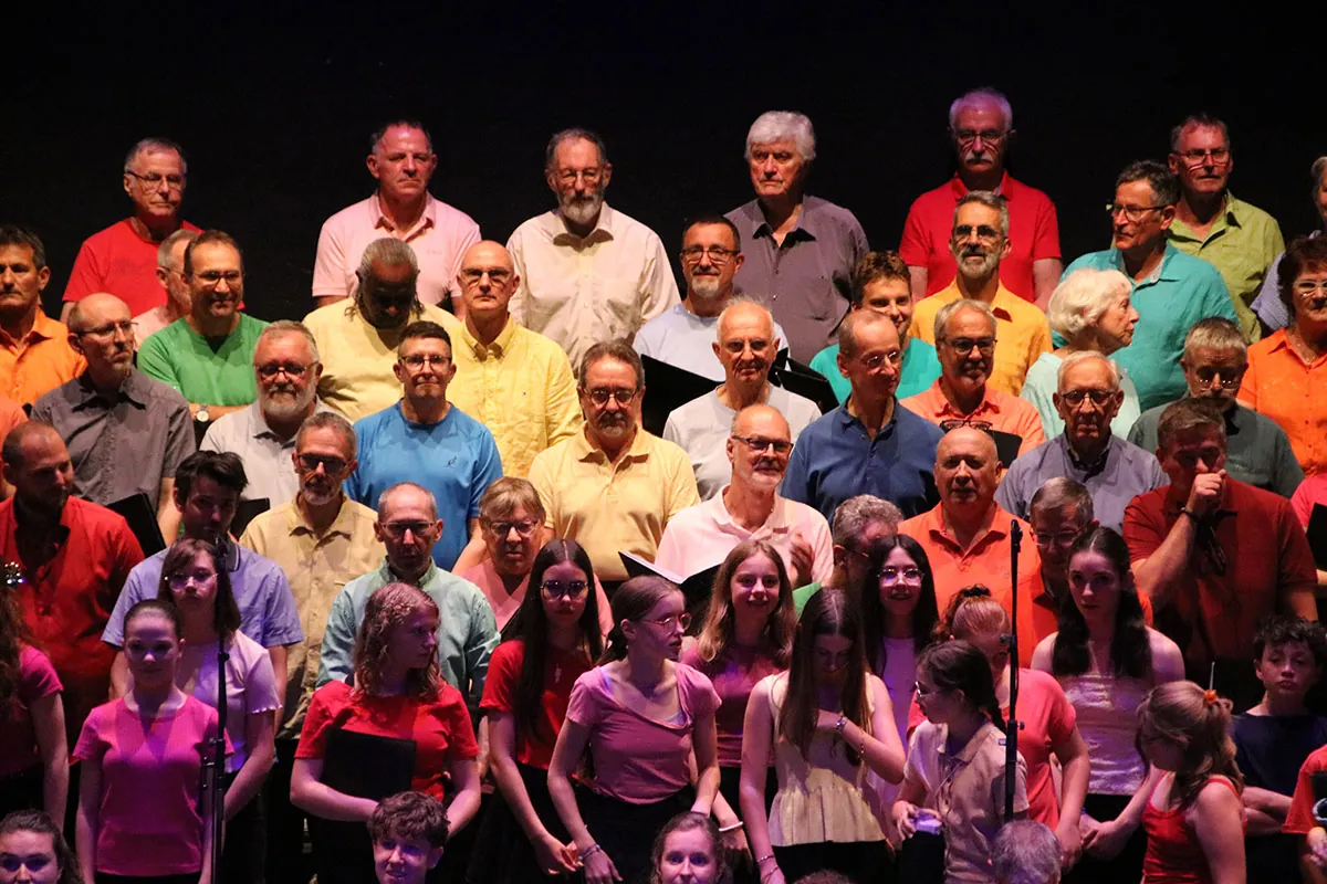 Groupe de choristes en pleine interprétation — concert Dogora du 6 juin 2026 à La Rotonde de Thaon-les-Vosges