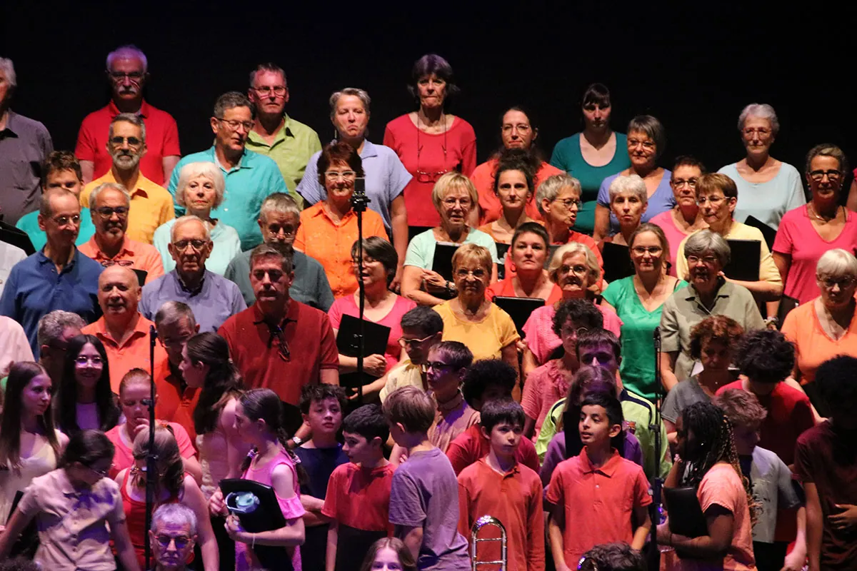 Ensemble vocal réuni sous les éclairages de scène — concert Dogora du 6 juin 2026 à La Rotonde de Thaon-les-Vosges