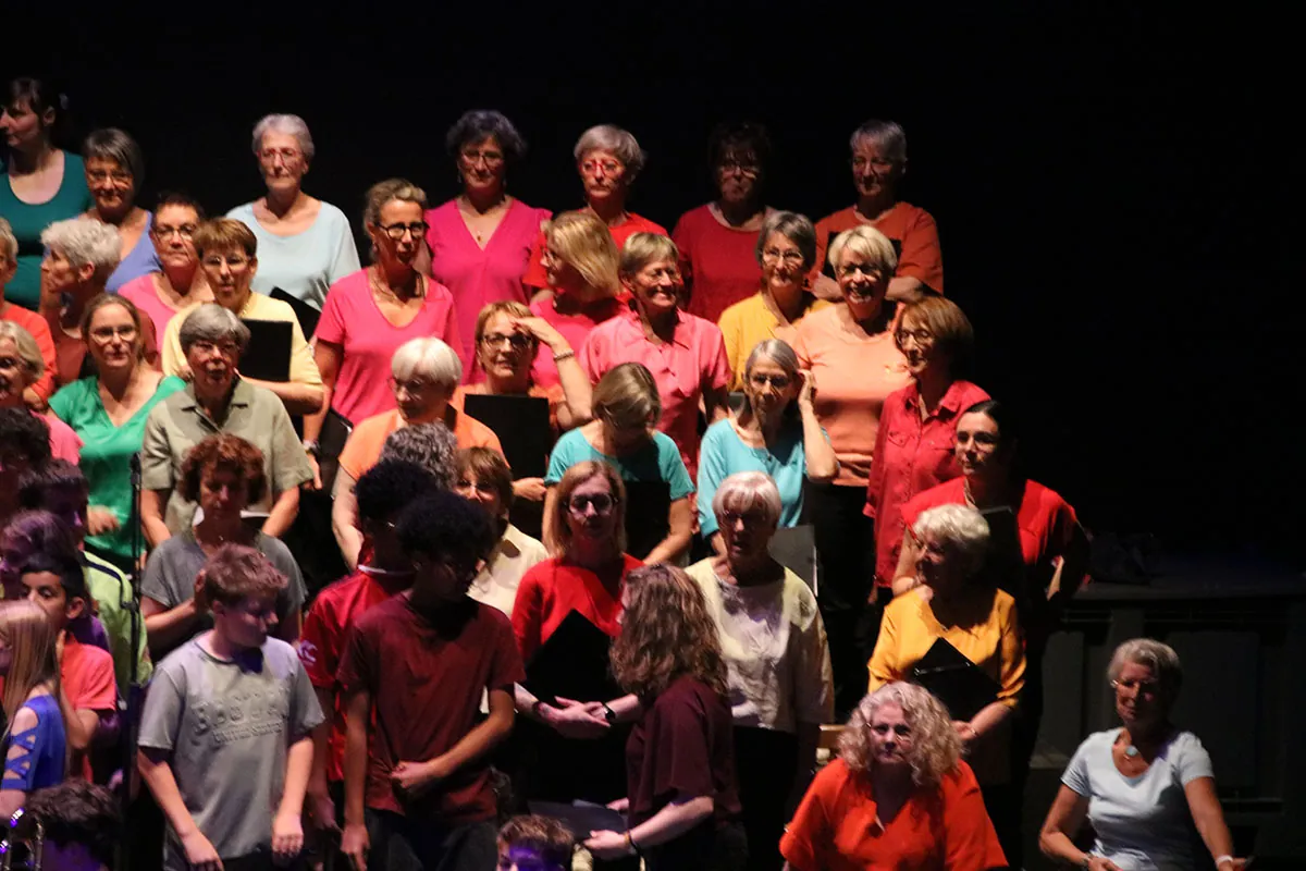 Choristes de plusieurs générations chantant ensemble — concert Dogora du 6 juin 2026 à La Rotonde de Thaon-les-Vosges