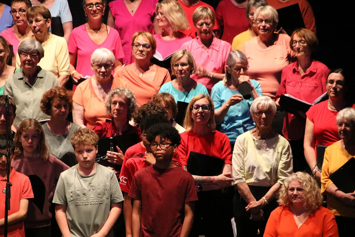 Concert Dogora du 6 juin 2026 à La Rotonde de Thaon-les-Vosges : chœur intergénérationnel installé sur plusieurs rangées