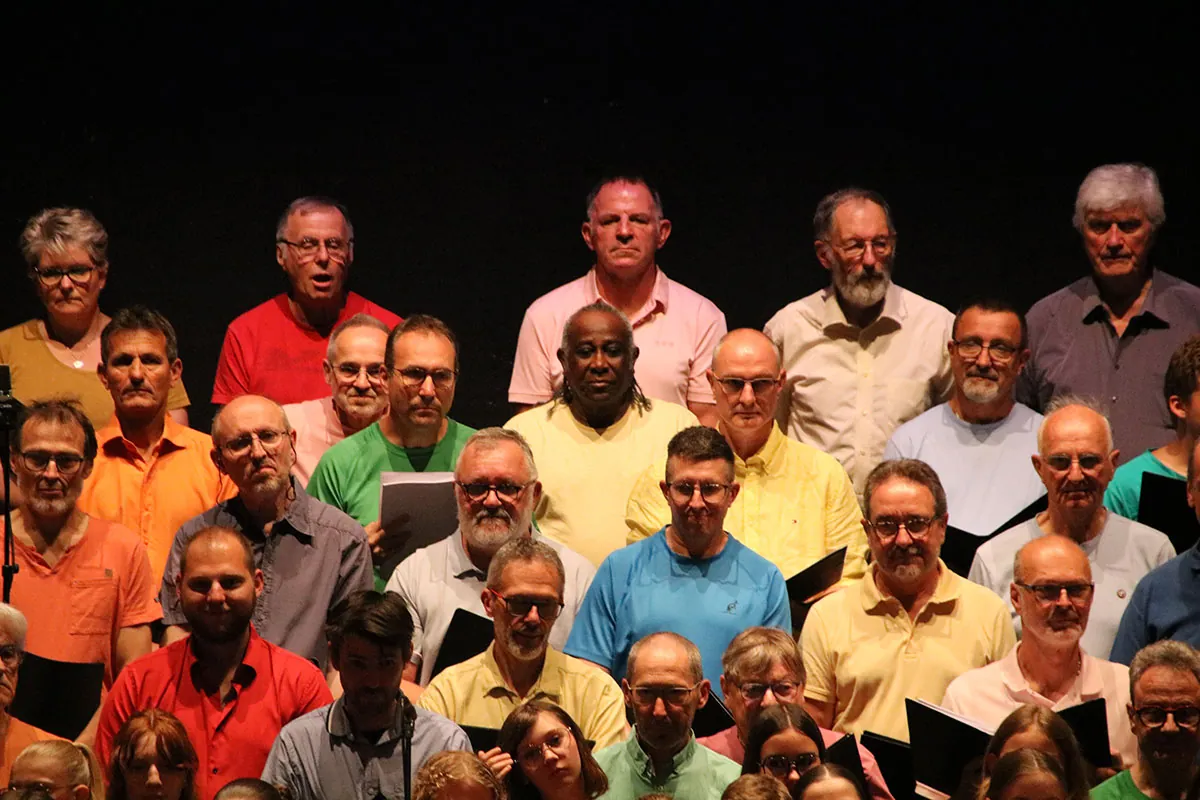 Concert Dogora du 6 juin 2026 à La Rotonde de Thaon-les-Vosges : groupe de choristes en pleine interprétation