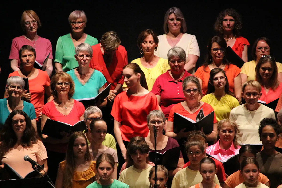 Rangées de choristes tenant leurs partitions — concert Dogora du 6 juin 2026 à La Rotonde de Thaon-les-Vosges