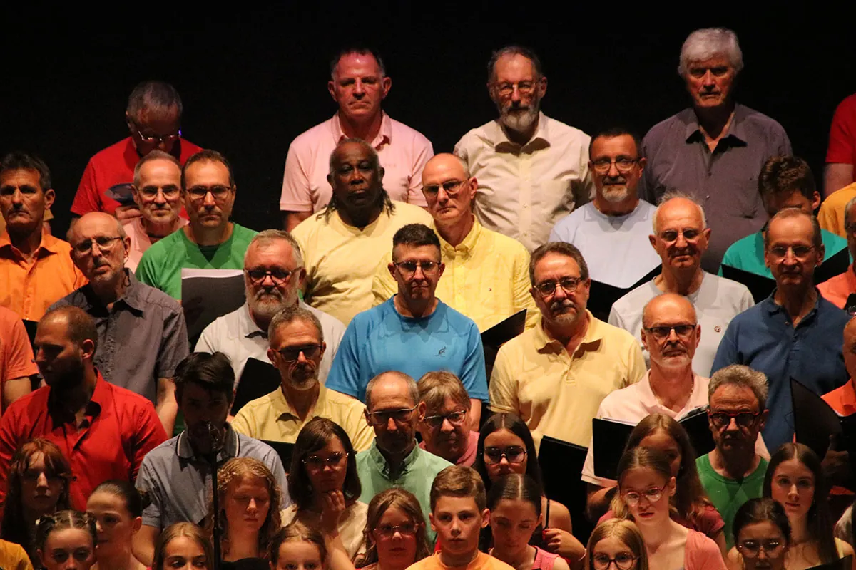 Chœur nombreux au centre de la scène — concert Dogora du 6 juin 2026 à La Rotonde de Thaon-les-Vosges
