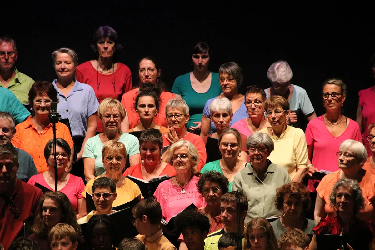 Choristes réunis derrière l’ensemble instrumental — concert Dogora du 6 juin 2026 à La Rotonde de Thaon-les-Vosges