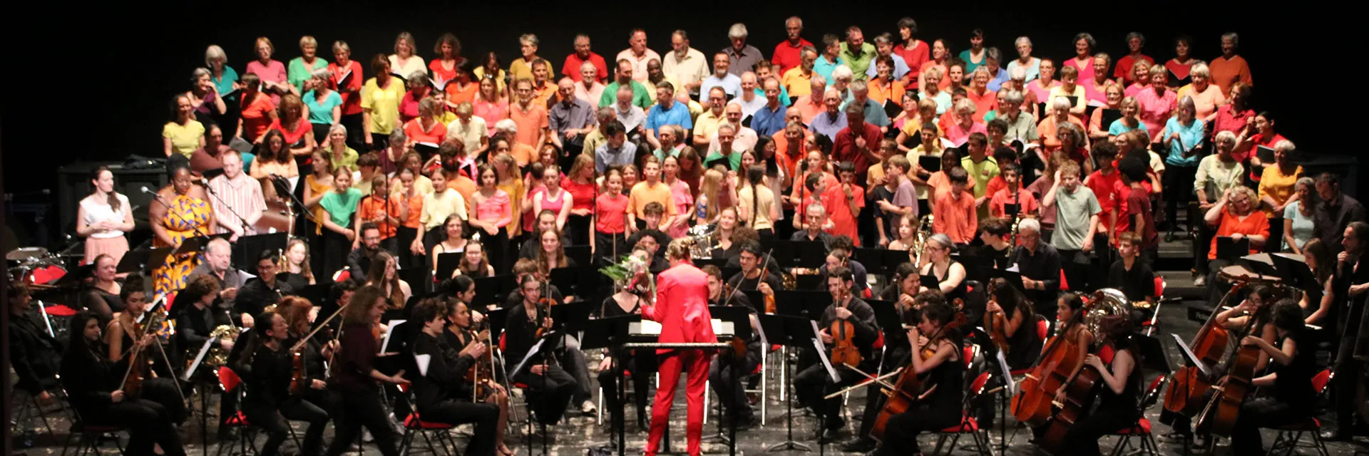 Vue panoramique des choristes de Coup de Chœur et des musiciens réunis pour Dogora — concert Dogora du 6 juin 2026 à La Rotonde de Thaon-les-Vosges
