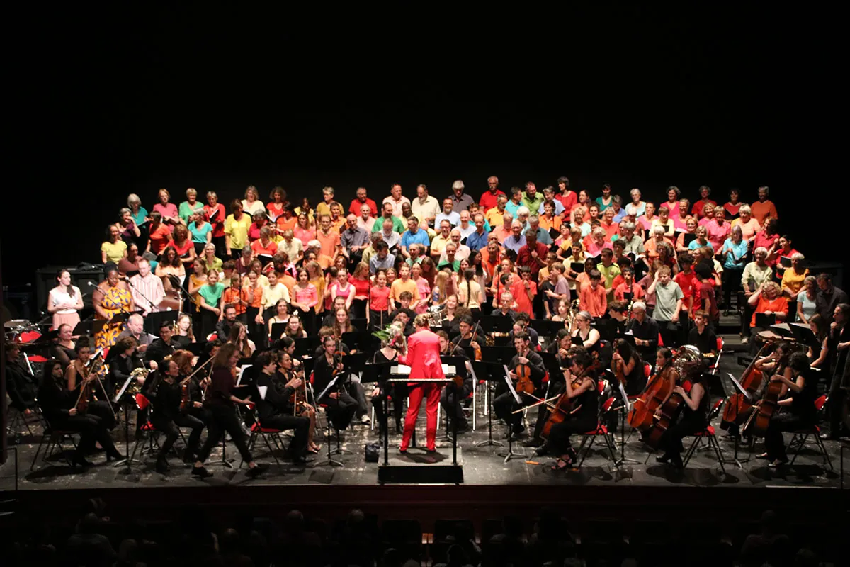 Musiciens de l’orchestre et grand chœur réunis sur scène — concert Dogora du 6 juin 2026 à La Rotonde de Thaon-les-Vosges
