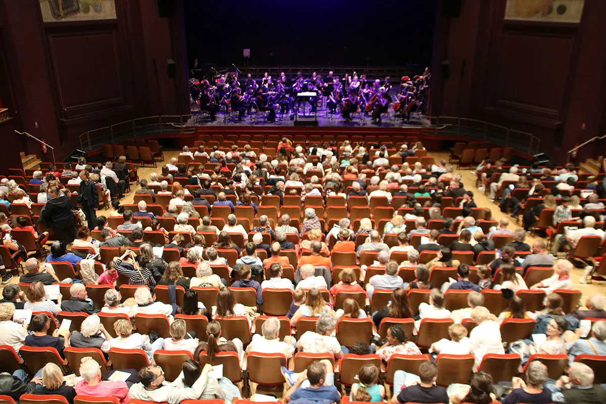Public assis face aux choristes de Coup de Chœur et aux musiciens réunis pour Dogora — concert Dogora du 6 juin 2026 à La Rotonde de Thaon-les-Vosges