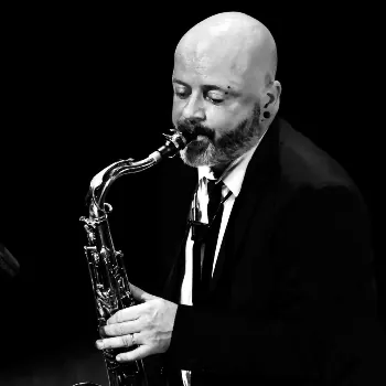 Nicolas Gothier jouant du saxophone, professeur et chef d’orchestre à Golbey