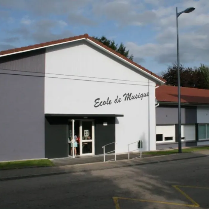 Entrée et façade de l’École de musique de Golbey vues depuis la rue