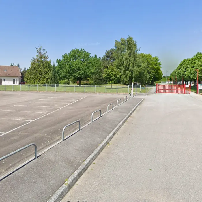 Esplanade du parc de la Haie Doyen à Golbey avec aire ouverte et barrières