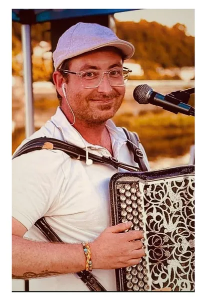 Romain Dupuis, professeur de formation musicale à Golbey, avec un accordéon