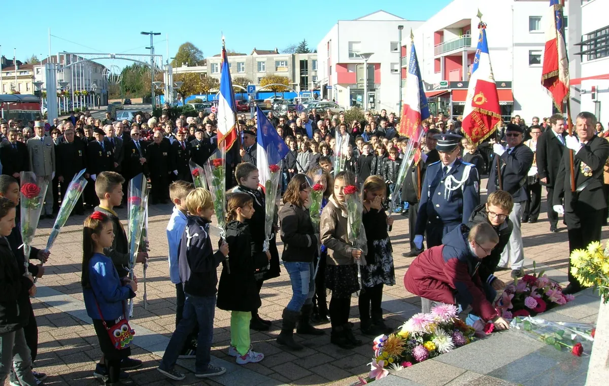 Cérémonie du 11-Novembre à Golbey avec enfants, porte-drapeaux et dépôt de gerbe au monument aux morts