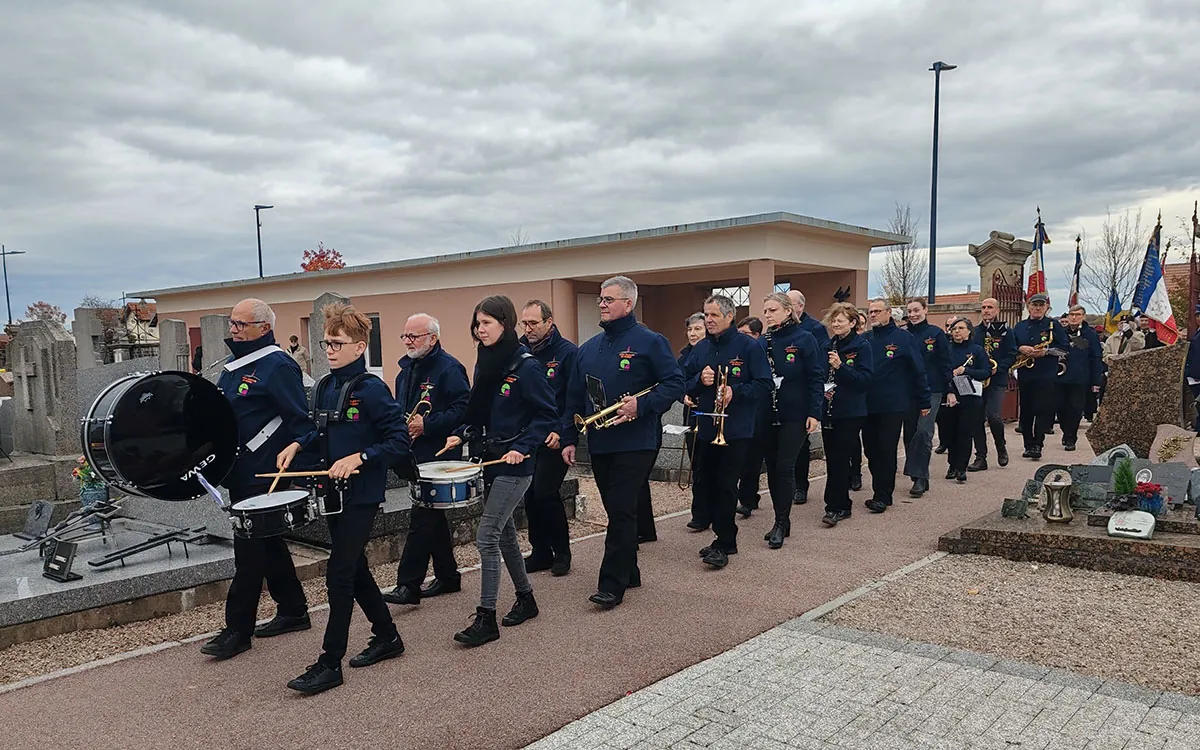 Orchestre d’harmonie de Golbey en formation au cimetière pendant la cérémonie du 1er novembre