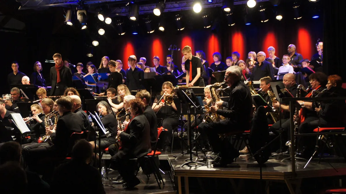 Orchestre d’harmonie de Golbey en concert au Centre culturel avec choristes en arrière-plan — 23 novembre 2022